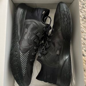 NIKE KYRIE FLYTRAP V (5) MEN 10.5 / Black
